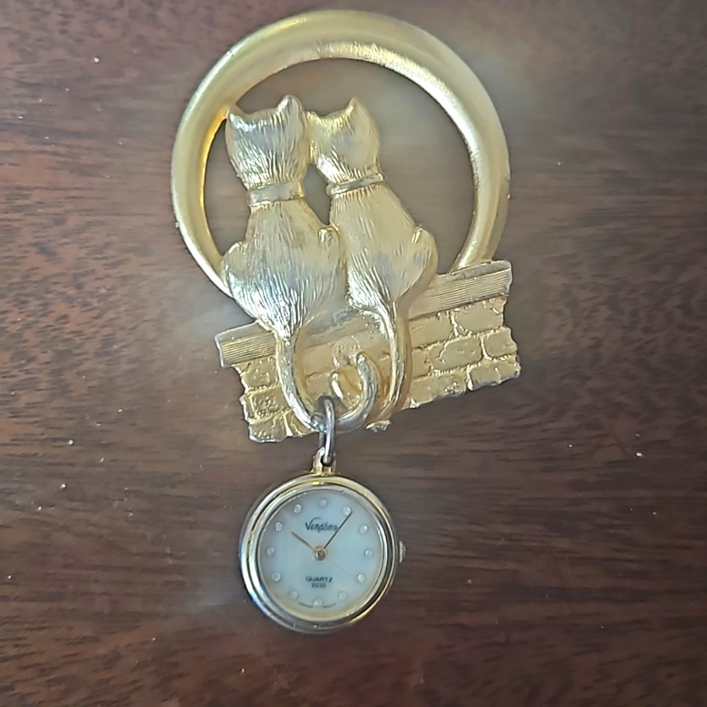 JJ Signed Cat Pair Sitting on Brick Wall Looking At a Moon Brooch